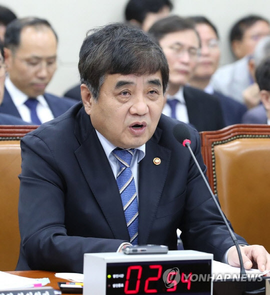 21일 오전 국회에서 열린 과학기술정보방송통신위원회의 원자력안전위원회 소관 감사대상기관 종합 국정감사에서 한상혁 방송통신위원장이 의원 질의에 답변하고 있다.  연합뉴스